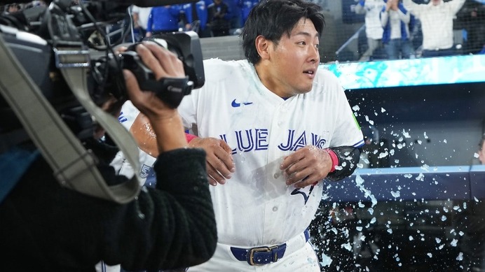 【MLB】マルチ安打の岡本和真、ゲレーロJr.から「水ザバー！」でメジャーの洗礼　“サヨナラ機演出”で開幕戦勝利に貢献