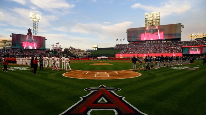 【MLB】「これがエンゼルス・ベースボールだ」2年連続の珍事、国歌斉唱に戦闘機が間に合わず　歌手がクライマックスを溜めに溜めて尺調整も……