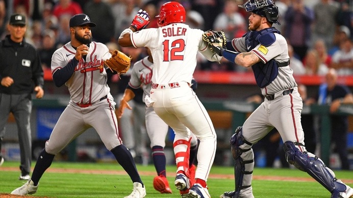 【MLB】エンゼルス戦で大乱闘勃発　先制アーチのソレア、死球後の内角球にブチ切れ……マウンド付近でブレーブス右腕と殴り合い