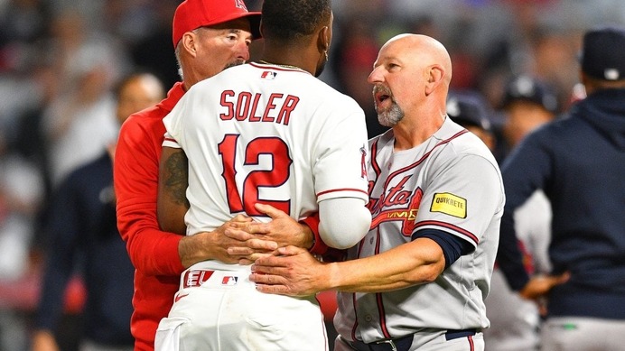 【MLB】「ワイス監督、何してるんだ」62歳のブレーブス指揮官、エンゼルスとの大乱闘で大暴れのソレアに“全力タックル”　米メディア騒然