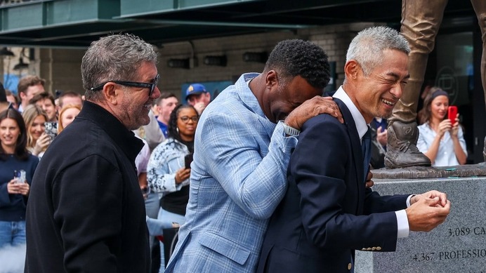 【MLB】イチロー氏、自身の銅像“バットが折れる”ハプニングも……除幕式後には守備練習「彼の日常は変わらない」