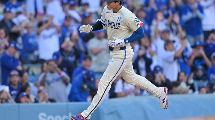 【MLB】「オオタニがデコイのポーズを披露」大谷翔平、4号直後のロハスとの祝福に公式注目　先頭打者弾で反撃の口火