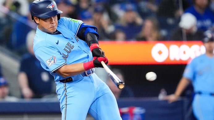 【MLB】決勝タイムリーの岡本和真を主砲ゲレーロJr.が称賛「彼はグレートで面白い」　公式サイトも「今や中軸で大きな存在感」と伝える