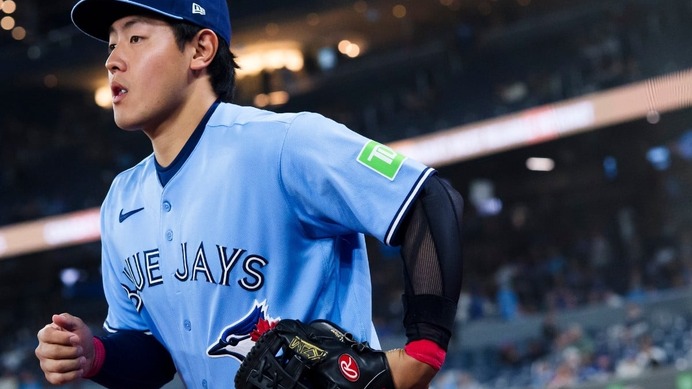 【MLB】「岡本和真は魔術師だ」前進守備で強烈ゴロを“鮮やか”横っ飛び好プレー、ゲレーロJr.が笑顔で称賛　打撃では貴重な同点犠飛も