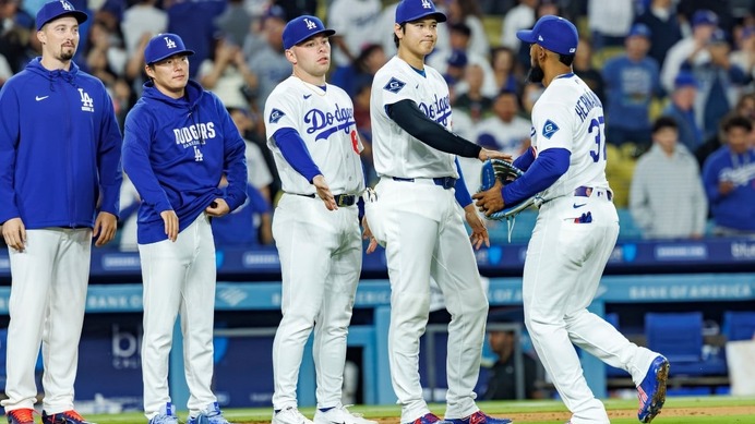 【MLB】山本由伸に気付かれないように……フードにガムの包みを投入するスミスの「チキンレース」　隣の大谷翔平はニヤニヤ、米放送局も爆笑