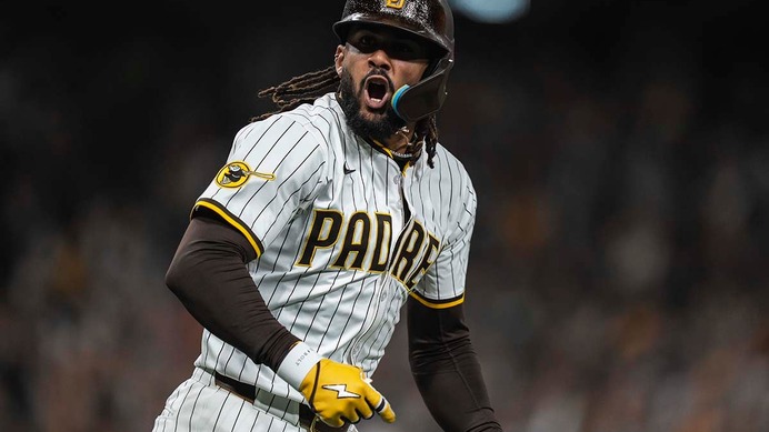 【MLB】大谷翔平の初球スイーパーに手を出して併殺打……満塁のチャンスを潰したタティスJr.に批判の声　公式サイトも「もういい加減にして」