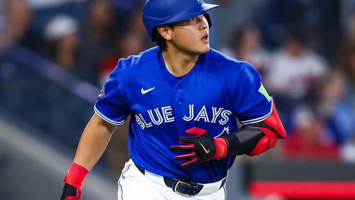 【MLB】11号アーチを放った岡本和真への恒例ドリンクシャワーでハプニング……女性レポーターが巻き添え、仕掛けた選手が謝罪のハグ