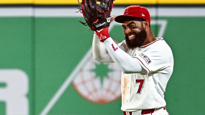 【MLB】アデルがフライを“頭で受けて”打球がスタンドイン……まさかの本塁打アシストに米記者驚愕「彼は守備に一生懸命取り組んできたが……」