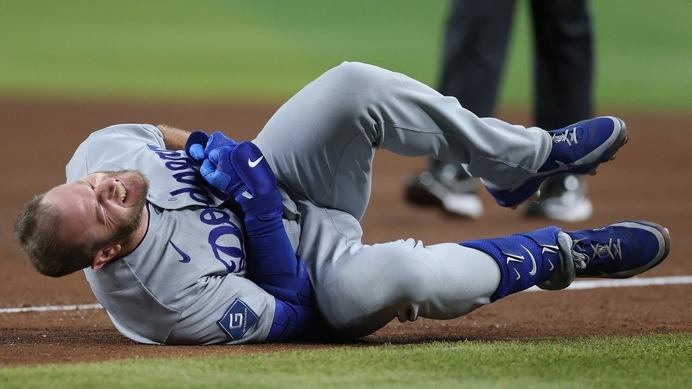 【MLB】相手一塁手と“正面衝突”のマンシーは「呼吸困難の症状、脳震とうの検査も実施」　ドジャース球団公式が発表