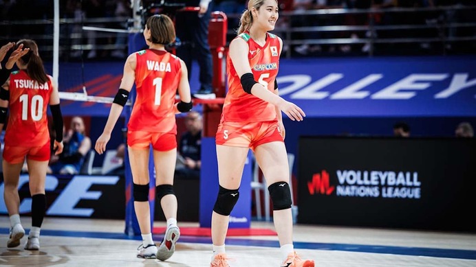 バレー女子日本が見せた“神守備”に公式も驚愕「ヨシノはどうやってやってのけた？」　佐藤淑乃の好レシーブ＆ブロックに脚光【VNL2026】