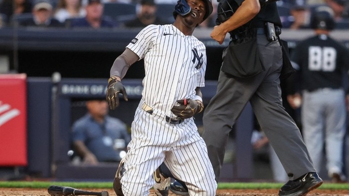 【MLB】チザムJr.が悶絶、自打球がワンバウンドで“股間に直撃”　ジャッジはベンチで笑い堪えるも……実況席は爆笑「これは痛すぎるぞ」