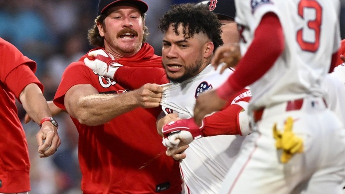 【MLB】「黙って座ってろ」挑発受けた“問題児”コントレラスがブチ切れ……Rソックス戦で乱闘騒ぎ、前日被弾のマイコラスも退場処分に