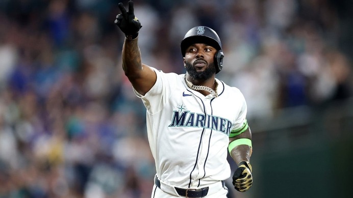【MLB】“腕組み男”アロザレーナが大失態、初回第1打席にABSチャレンジ全失敗で三振　地元メディアは失望「史上最悪の使い方と断言できる」