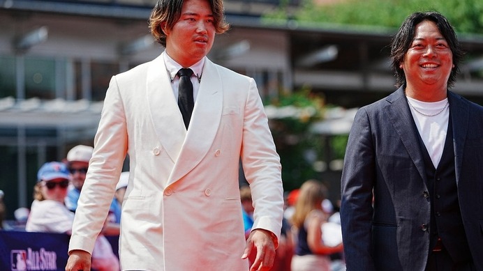 【MLB】村上宗隆、Wソックスの“格下扱い”は「うるせえと思ってます」　白ジャケットとデニムでレッドカーペットショーに登場