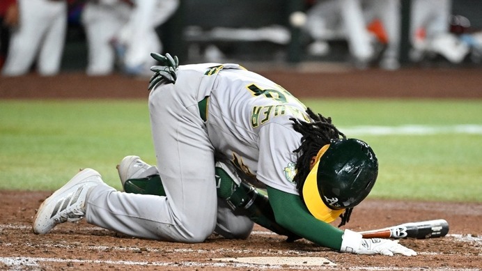 【MLB】アスレチックス23歳新人、自打球直撃で「睾丸破裂」　メジャー初アーチ直後の打席でまさかの“悪夢”