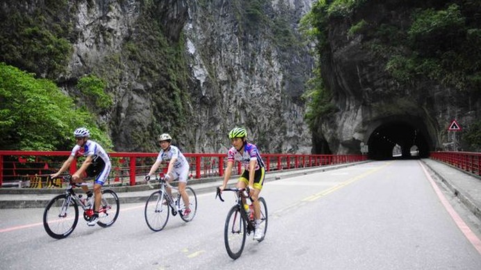 　全長100km、海抜0ｍから標高3275mまで6時間半以内で駆け上がるというヒルクライムレース、「台湾キングオブマウンテン2013」が11月9日に開催され、近畿日本ツーリストがその参加ツアーの募集を開始した。