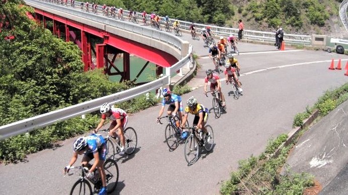 　6月2・3日、長野県木曽郡木祖村 奥木曽湖・味噌川ダム周回コースにて、2007第二十三回全日本学生選手権個人ロードレース大会が行われた。麻疹の流行で明治大学チームが全員欠場となり、男子139名、女子12名が出走した。