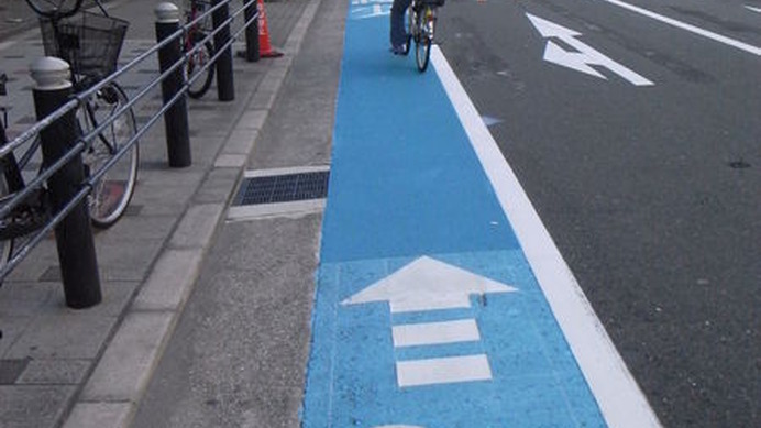 　大阪市では、歩行者と自転車の事故が急増していることに対応するため本町通の御堂筋、堺筋間約500mに市内初の「自転車レーン」を設置する。これにともない、9月20日に一般的に認知されていない自転車レーンの通行ルールや秋の交通安全運動の周知を目的に大阪府東警察