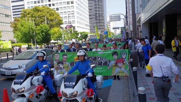 　自転車レーンの通行ルールや秋の交通安全運動の周知を目的としたイベントが9月20日、大阪市中央区で開催された。同レーンが設置された地域となる大阪市の柏木陸照中央区長は「自転車レーンは今回設置された500mだけでなく、どんどん伸ばしていきたい。大阪から全国に