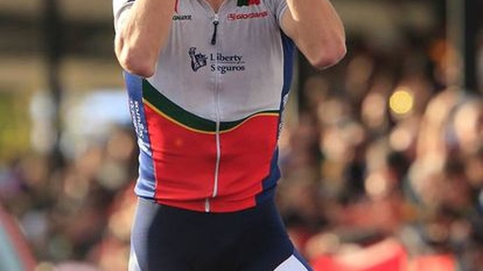 　自転車ロードレースの世界一を決める世界選手権ロードのエリート男子が9月29日にイタリアのフィレンツェで行われ、7月のツール・ド・フランスで区間2勝したルイ・コスタがスペインのホアキン・ロドリゲスとのゴール勝負を制して初優勝した。