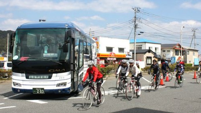 　国際興業グループが運行する「サイクリングバスツアー」は景色のよい場所だけサイクリングを楽しむことで人気だが、この冬は比較的温暖な房総半島南部を訪れる。コースは道の駅「鴨川オーシャンパーク」をスタートする海沿いの58.8km。傾斜が緩いため初心者でも参加で