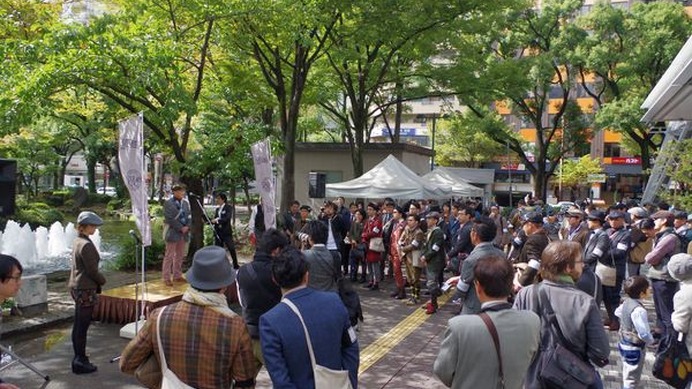 　ツイードを身にまとい自転車で愛知県名古屋市内を駆け抜けるというイベント、ツイード・ラン名古屋2013が10月26日に名古屋テレビ塔をスタート地点として初開催された。