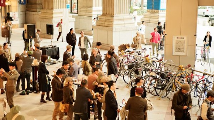 　シックな装いで神戸の街を散策する都市型イベント、「ツイード・ウォーク＆ライド神戸2013」が11月10日に兵庫県神戸市で開催された。参加者たちは元町商店街やハーバーランドなどをサイクリングし、交流会ではロイヤルミルクティーを片手にこだわりの自転車やファッシ