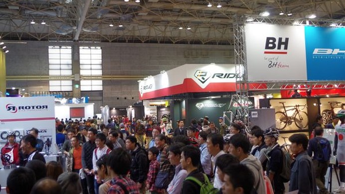 　日本最大級のスポーツ自転車見本市、サイクルモードインターナショナル2013が11月9日から2日間、インテックス大阪で開催された。入場者数は1万5133人と2011年に同会場で開催された2万1220人を大きく下回る数字となった。大手自転車メーカーが大阪での出展を見合わせ、