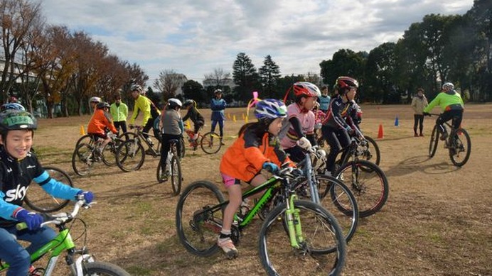 　ジュニア層の自転車操縦技術向上を図っている東京都自転車競技連盟普及委員会が、12月8日に東京・小平のブリヂストン東京工場内の運動広場で子供向けシクロクロス教室を行なった。
