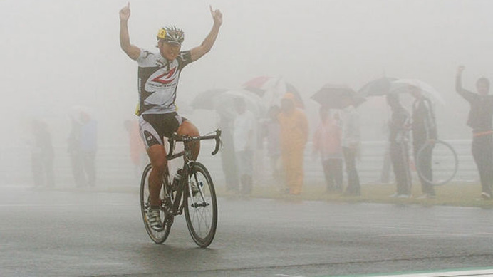 　第12回ジュニア全日本選手権ロードレースは6月23日、大分県日田市のオートポリスで開催され、嶌田義明（18＝ブリヂストン・アンカー）が優勝した。嶌田は2年連続の優勝。