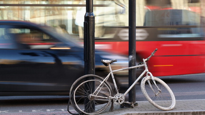 【なくせ！自転車事故】走行中のスマホ操作、ヘッドホン利用は危険…ルール以前に身を守るのが本質