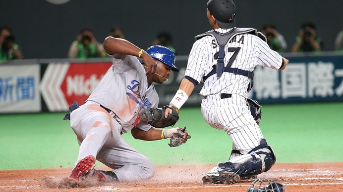 侍ジャパンでもマスクをかぶった嶋基宏 参考画像 (2014年11月18日） (c) Getty Images