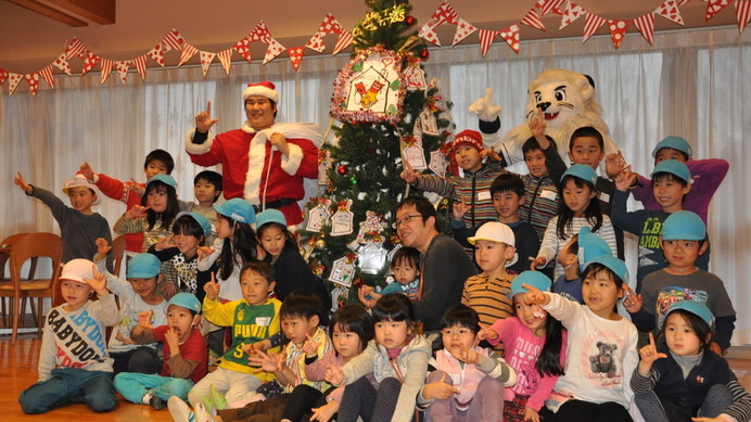 クリスマスに「おかわりサンタ」…埼玉西武ライオンズの中村剛也選手が子どもたちと交流