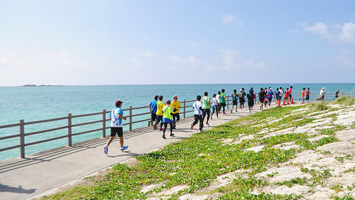 フルマラソンの42.195kmを家族やカップルなどの仲間とともに走り、食事も楽しめる新感覚のイベント「グルメラン」が話題だ。2月には大阪、3月には東京で開催される。