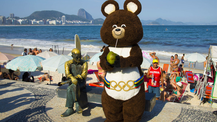 コパカバーナ海岸とリオ五輪のマスコット