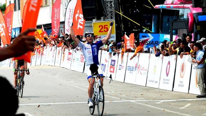 全10ステージで行われるアジア最大級の自転車ロードレース、マレーシアのツール・ド・ランカウイはマレーシアを南下しながら第5ステージまで終了。3月3日はワインディングロードが続く139.9kmで、優勝は32歳のベテラン、ブラドリー・ホワイト（米国、ユナイテッドヘルス
