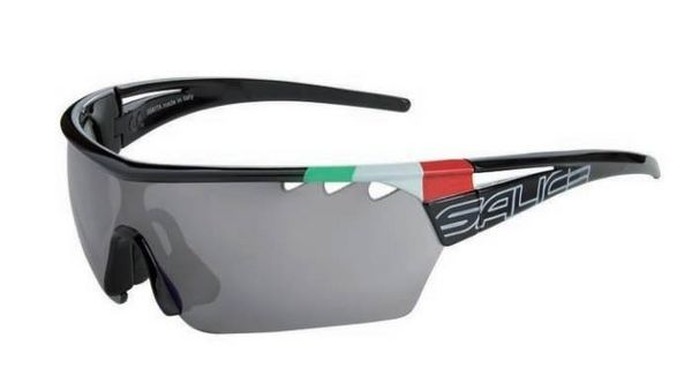 サイクリングウエアのピセイがイタリアのアイウエアブランド「サリーチェ」とコラボレーションして、イタリアントリコロールデザインのフレームの軽量な定番モデル「006」を新発売する。価格は1万8000円（税別）。