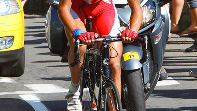 　ツール・ド・フランスは7月25日にピレネーの最後の山岳ステージである第16ステージを行い、フアンマウリシオ・ソレル（24＝コロンビア、バルロワールド）が山岳賞のトップに立った。前日までは山岳賞1位のミカエル・ラスムッセン（33＝デンマーク、ラボバンク）が着用
