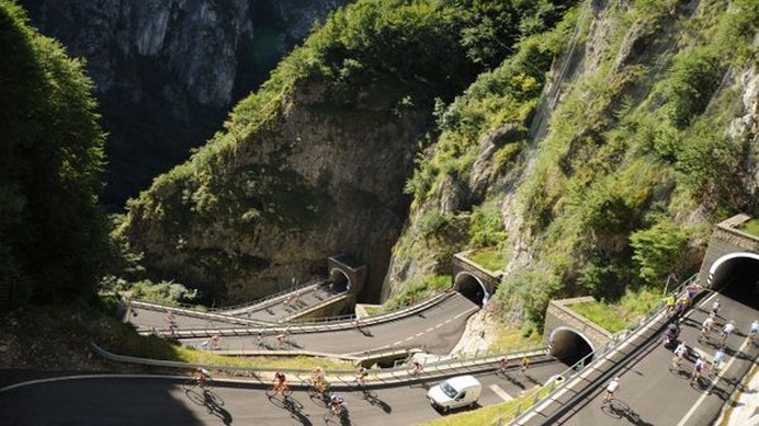 グランフォンド（自転車による長距離ライド）の本場イタリアでも屈指の人気を誇る「ラ・ピナサイクリングマラソン」の日本人参加者を募集している。旅行期間は2014年7月10日（木）～17日（木）の5泊8日。料金は31万8000円（2名様1室利用時の1人分）。
