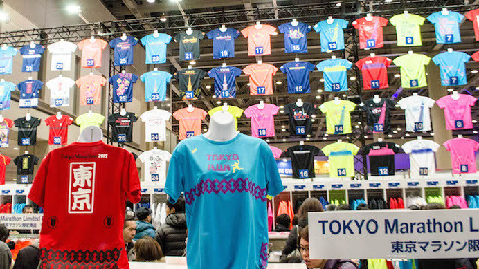 アシックスが東京マラソン2015限定記念グッズを発売
