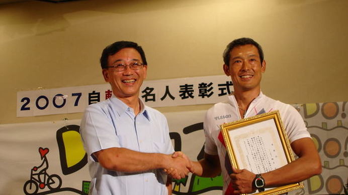 NPO法人自転車活用推進研究会により選考されてきた「自転車名人」の二代目名人に俳優の鶴見辰吾さんが選ばれた。