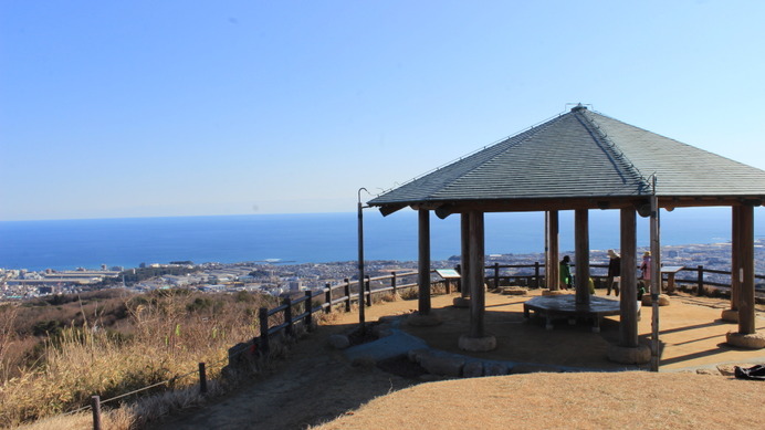 助川山の頂上。東屋で海を見ながらランチが楽しめる。けっこう贅沢な時間が過ごせる。