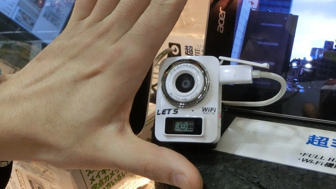 「超ミニカメラ」本体。重さ36g、幅38.5mm×高さ50.3mm×厚さ20.4mmとまさに手のひらサイズだ