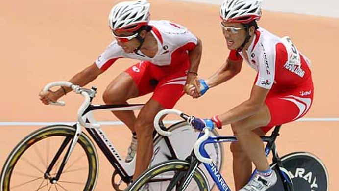　第27回アジア自転車競技選手権大会・第14回ジュニア・アジア自転車競技選手権大会は9月5日、タイのバンコクで大会3日目を迎え、エリート男子のマディソンで飯島誠（36＝ブリヂストン・アンカー）と盛一大（24＝愛三工業）の日本チームが2位になった。
　ジュニア男子