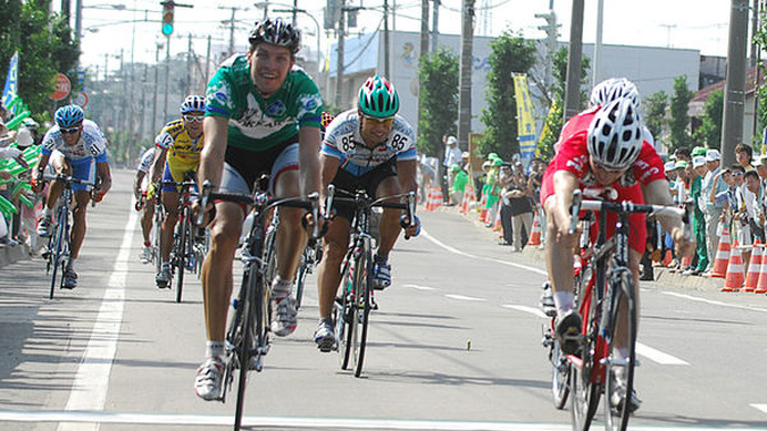 　自転車ロードレースのツール・ド・北海道は9月14日、共和町から今金町までの174kmで第3ステージが行われ、オーストラリアのミッチェル・ドッカー（20）がゴールスプリントを制して勝利。各ステージの所要時間の合計で争う総合成績でも首位に立ち、緑色のリーダージャ