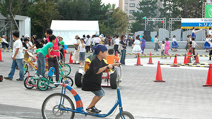 　10月6～8日、バイコロジータウンをアピールする香川県で、JR高松駅近くのサンポート高松を会場に、自転車ワールドフェスタが開催され、3日間で48,000人がこのイベントを楽しんだ。