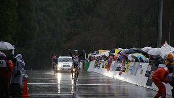 　ジャパンカップサイクルロードレースは10月27日、栃木県宇都宮市の宇都宮森林公園周回コースでオープン男子ロードレースが行われ、相川将（21＝ブリチストン・アンカー）が雨中戦を制して優勝した。