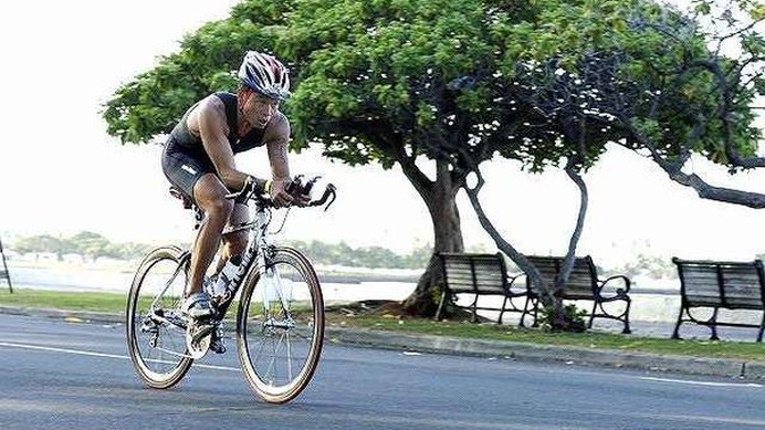 　スポーツナビゲーターの白戸太朗（41）がさまざまな自転車シーンを独特のタッチでつづる「Taro's コラム、見た聞いた走ったトークショー」は、第7回が公開されました。今回は「ジャラベール、アイアンマンに挑戦！」。