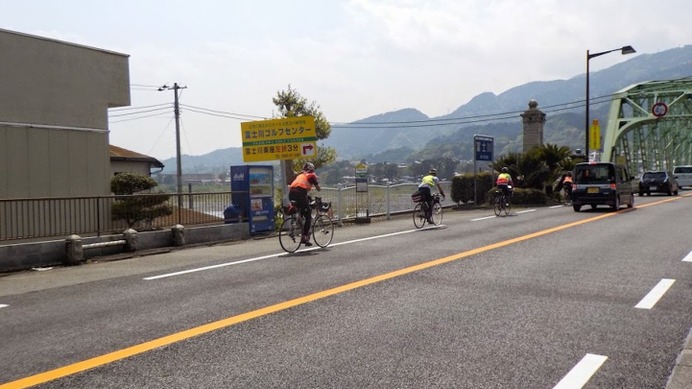 西を目指し、富士川橋手前を快走するサイクリストの集団
