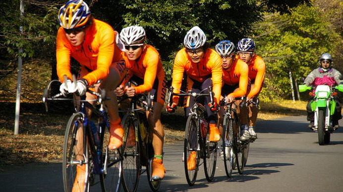 　第2回東京六大学対抗自転車競技チームロードレース大会が東京都立川市の国営昭和記念公園で12月8日に開催され、法政大学が優勝。近年の部員増でロード選手の層が厚くなった東京大学が2位に入った。